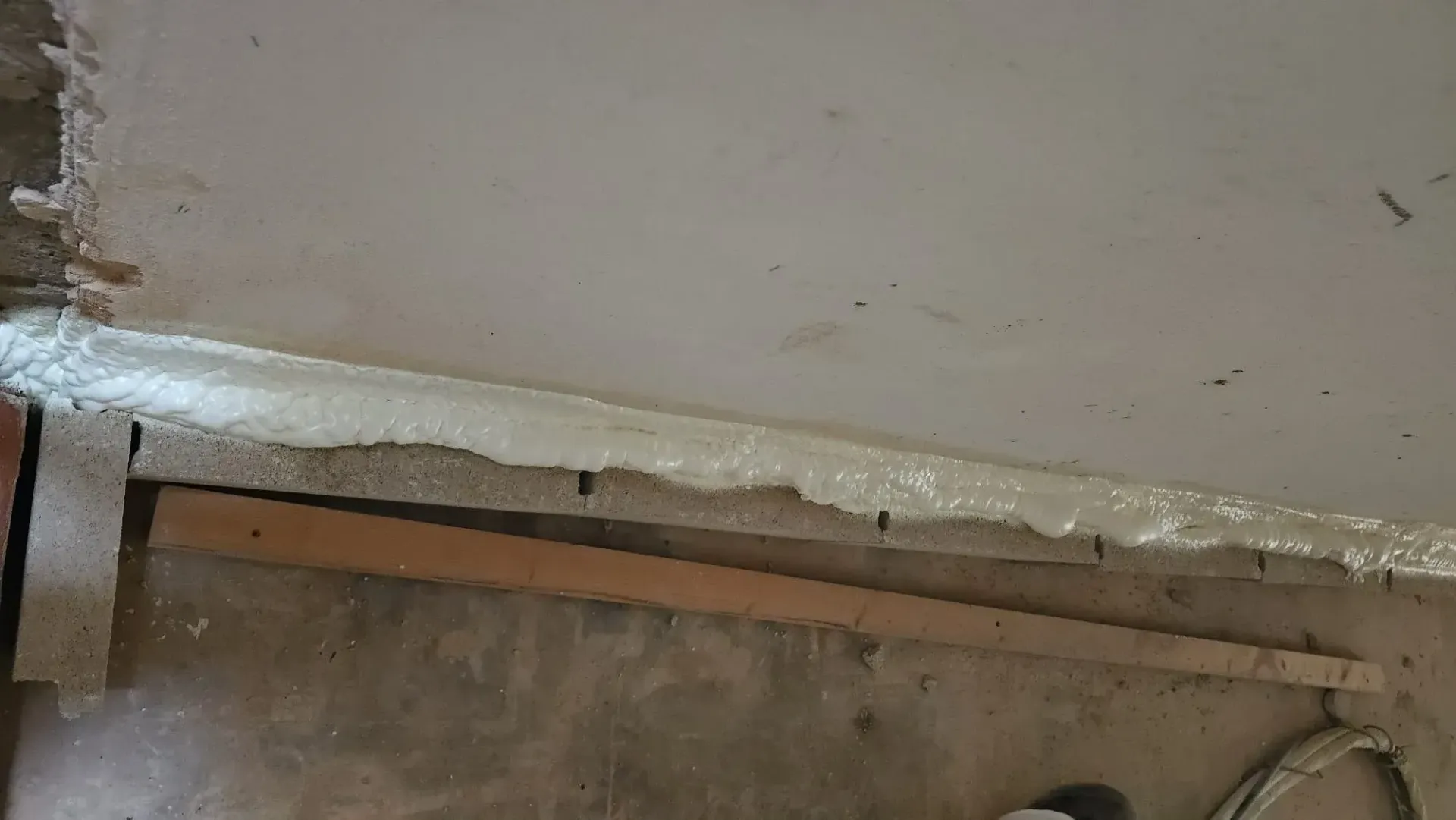 Se aplica un trozo de espuma a una pared.