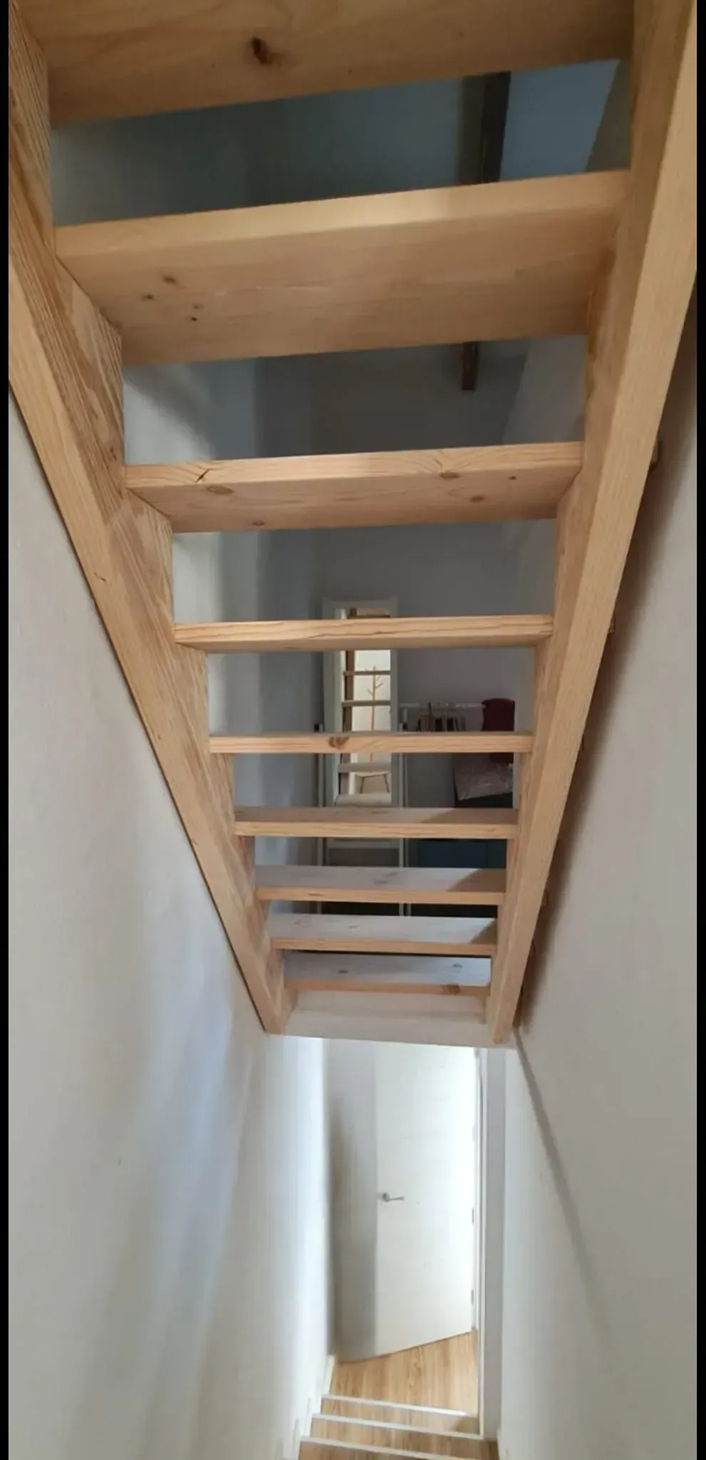 Una escalera de madera que conduce al segundo piso de una casa.