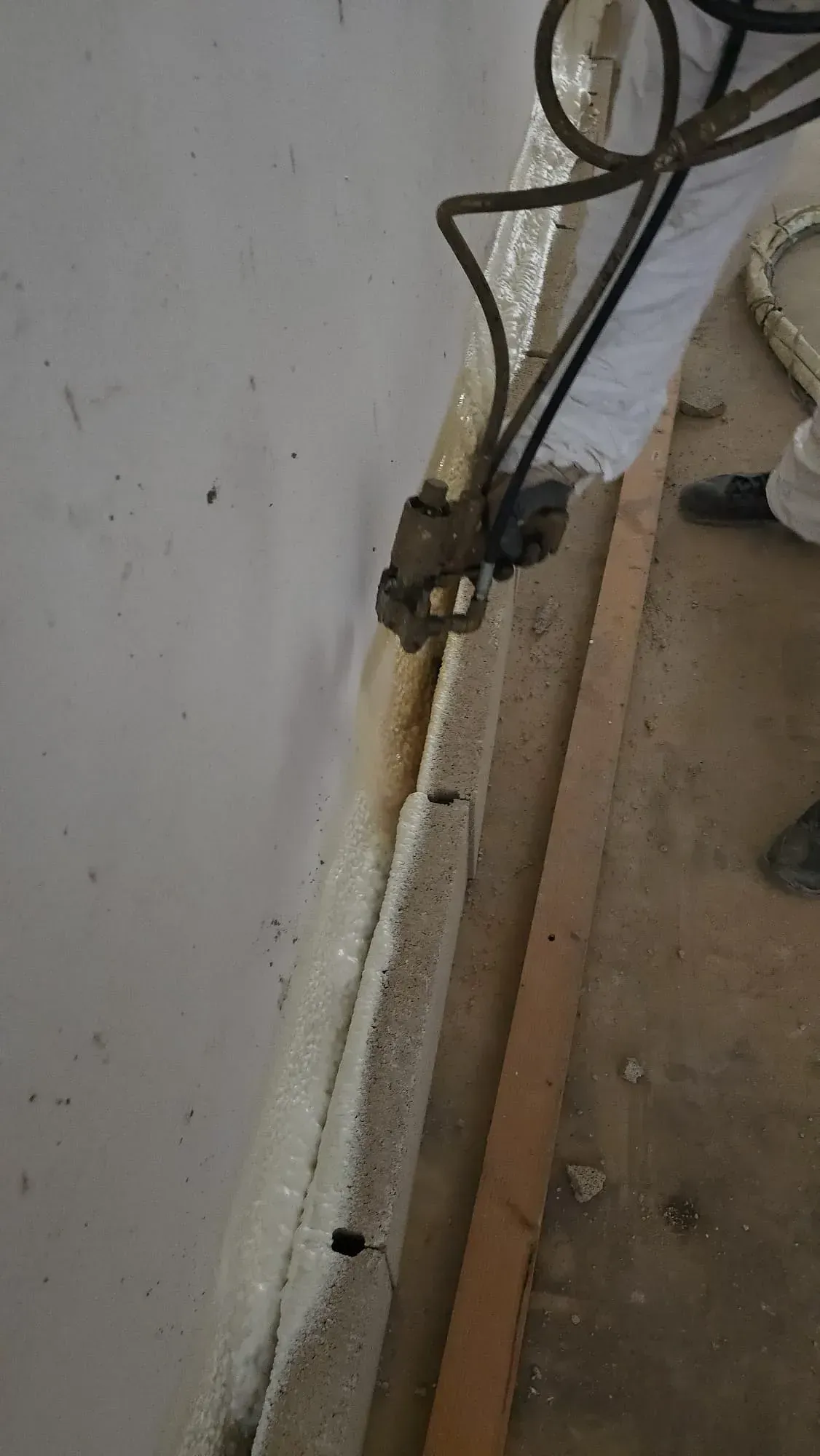 Una persona está cortando un trozo de madera con un martillo.