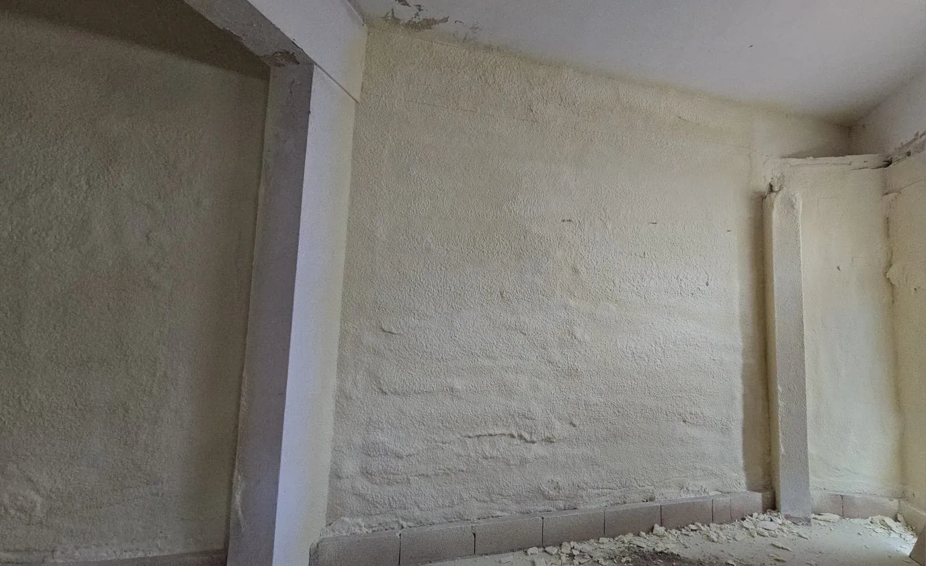 Una habitación con mucha espuma en las paredes y el techo.