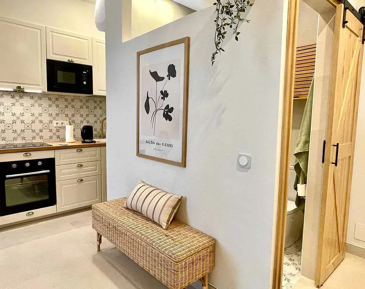 Una cocina con un banco y un cuadro en la pared.