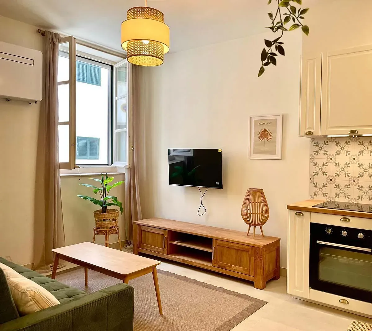 Una sala de estar con sofá, mesa y televisión.