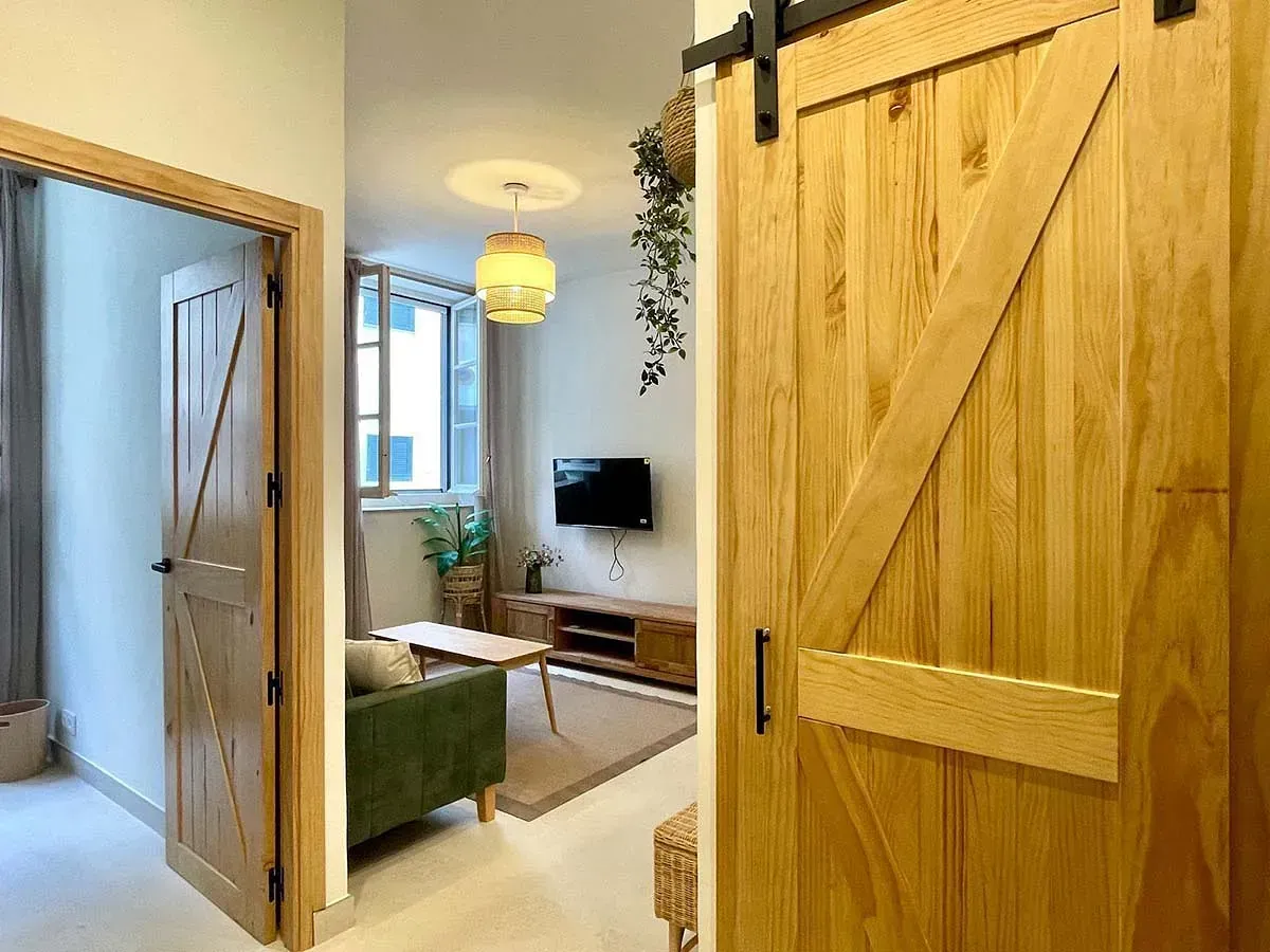 Una sala de estar con una puerta corrediza de granero y un sofá.