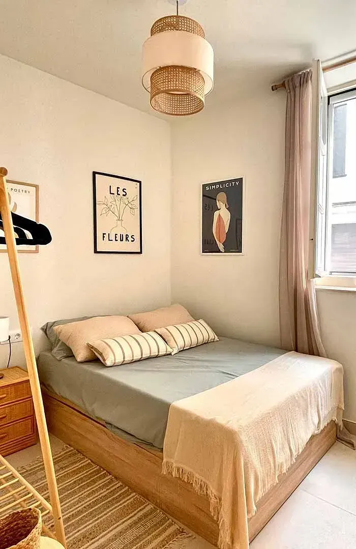 Hay una cama en la esquina de la habitación.