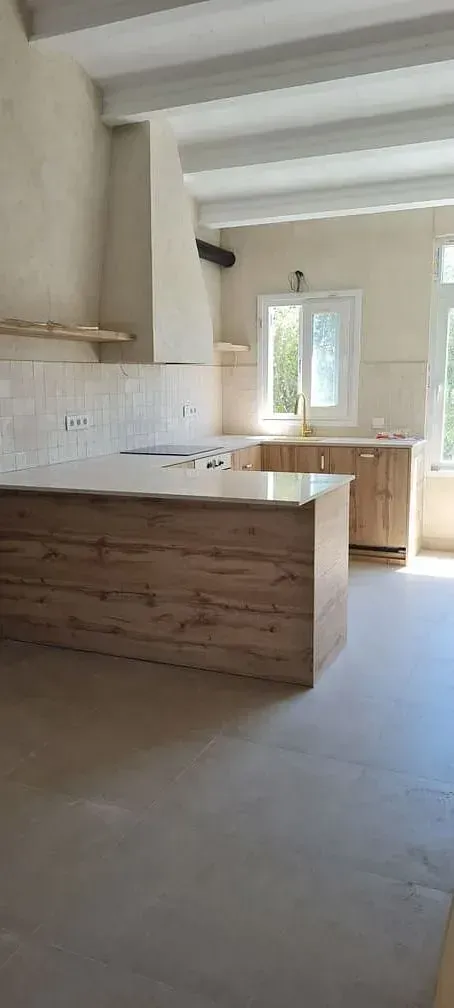 Una cocina con una gran isla en el medio de la habitación.