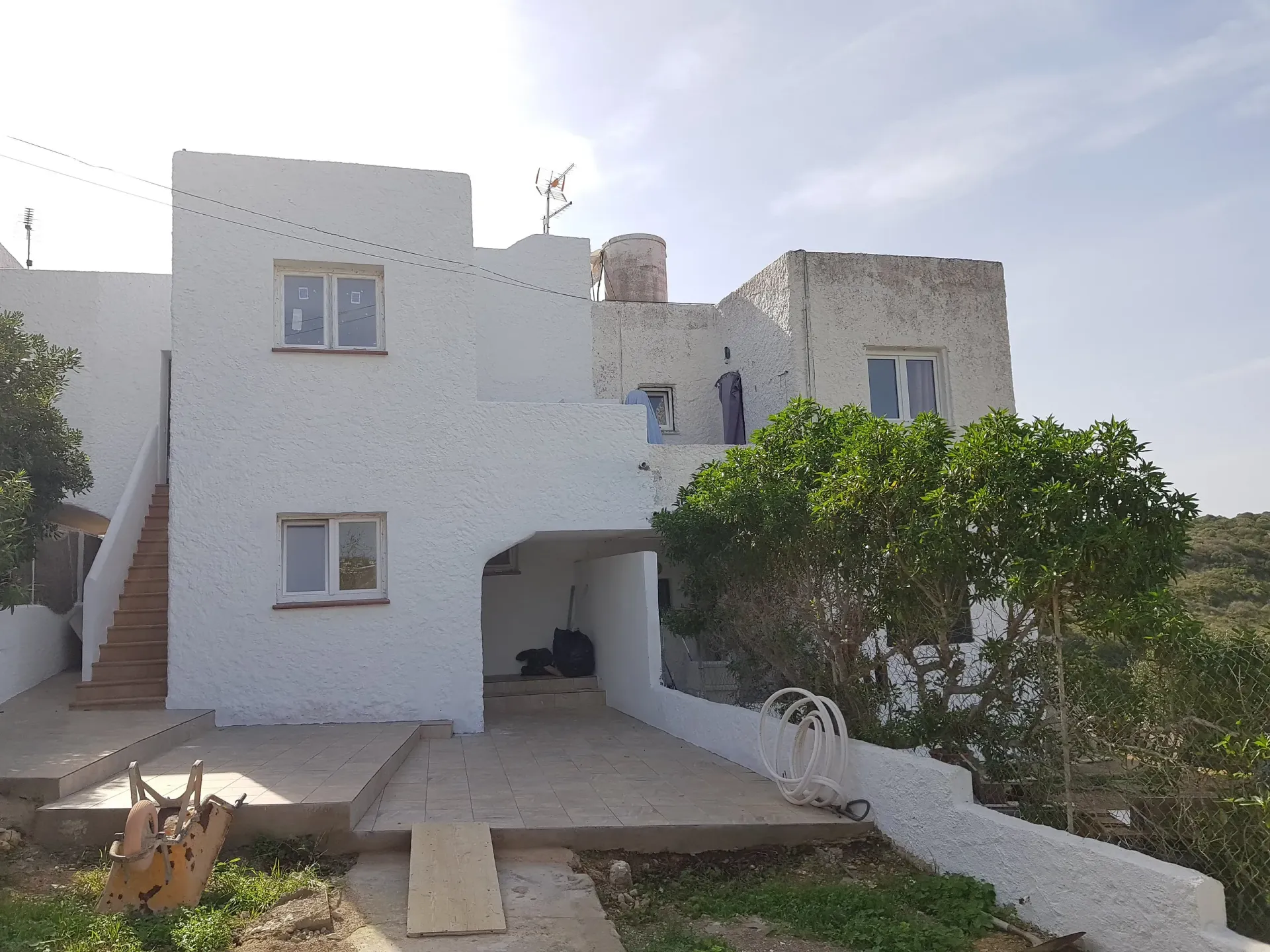 Un edificio blanco con escaleras que conducen a él.