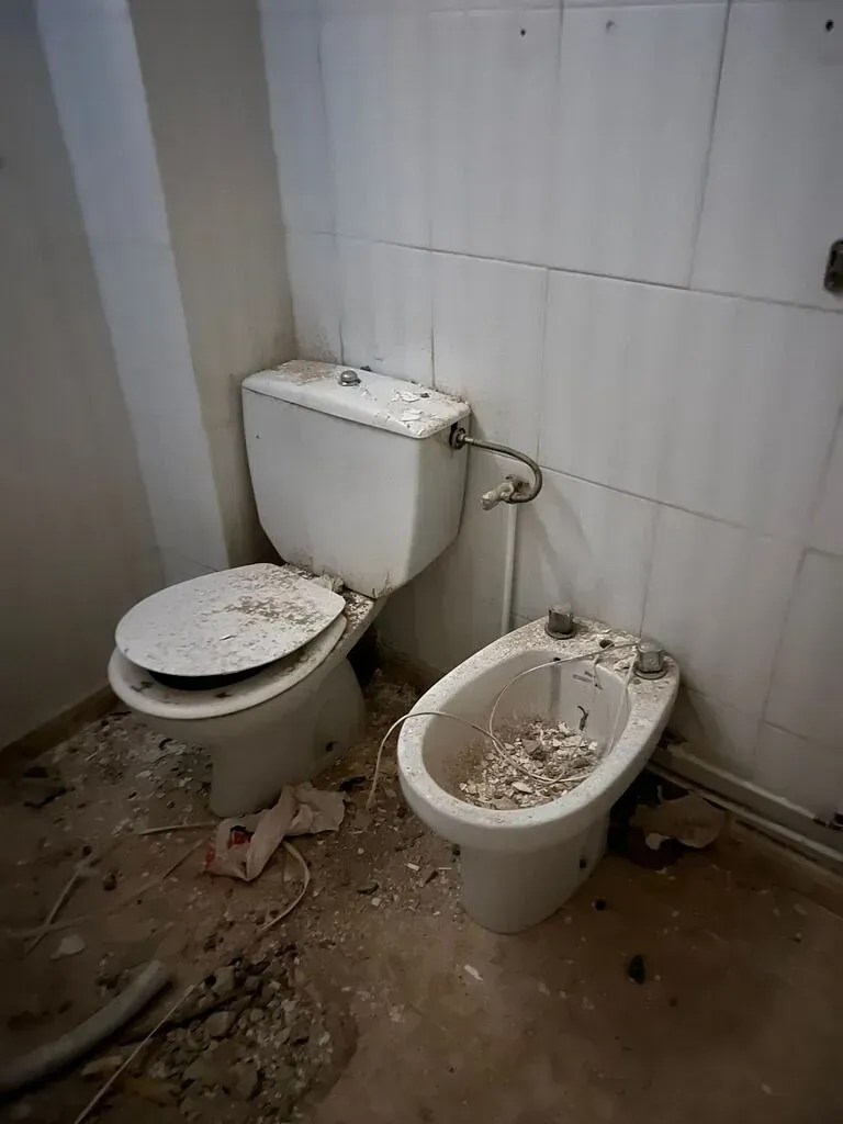 Hay un inodoro y un bidé en el baño.