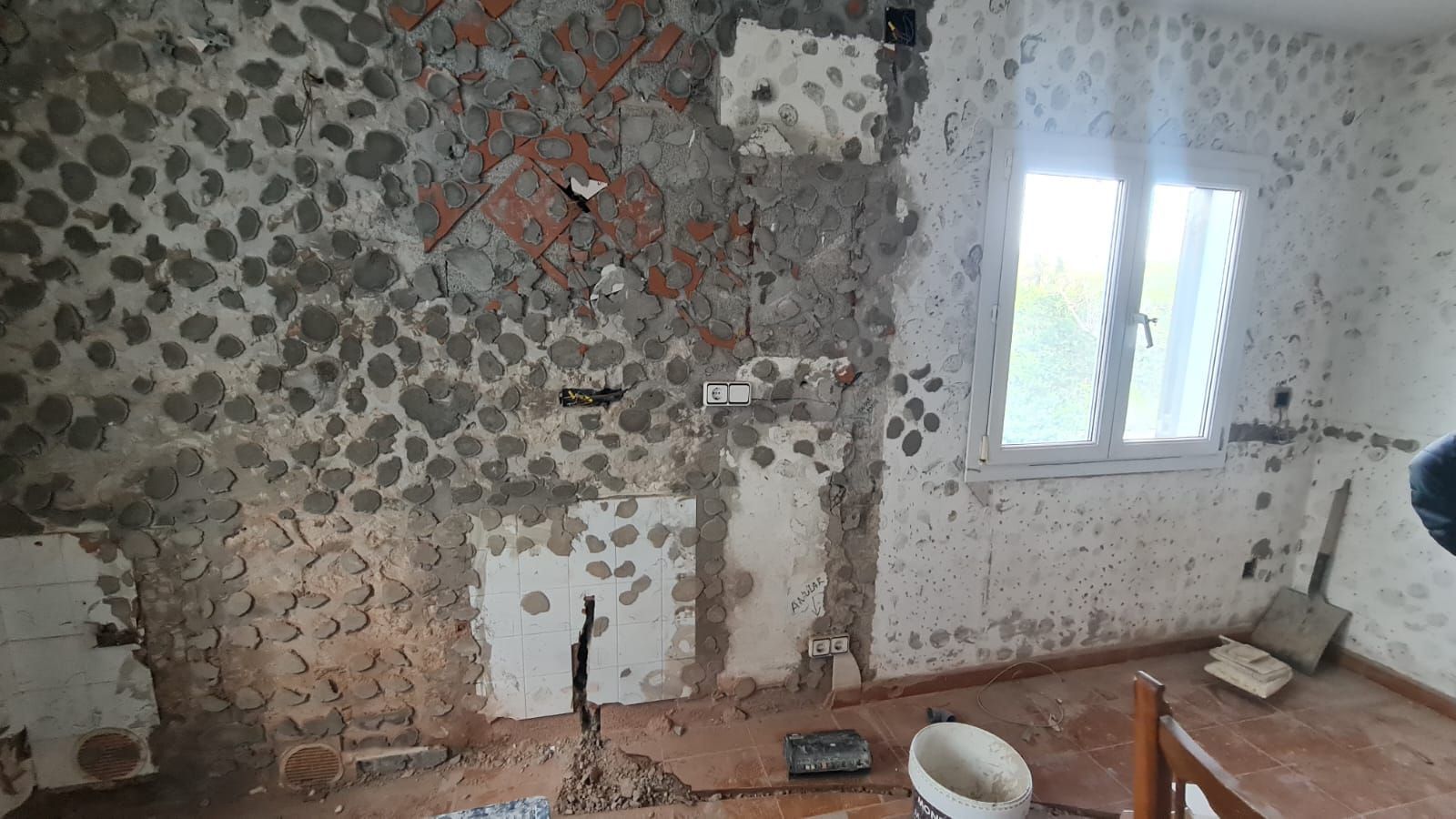 Una habitación con muchos ladrillos en las paredes y una ventana.