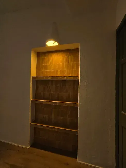 Hay una luz en el estante en la esquina de la habitación.