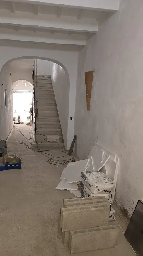 Hay una escalera en el medio de la habitación.