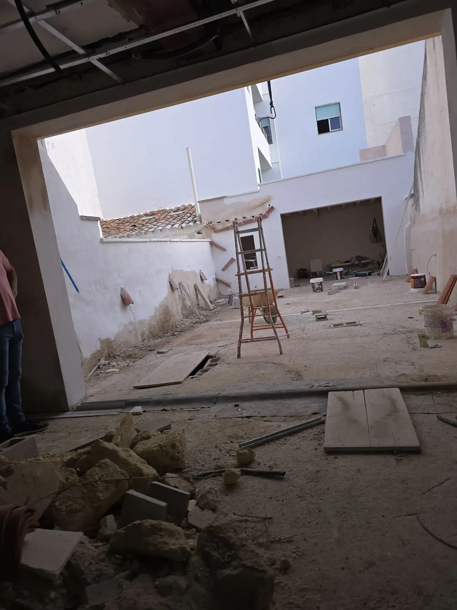 Un sitio de construcción con una escalera en el medio.