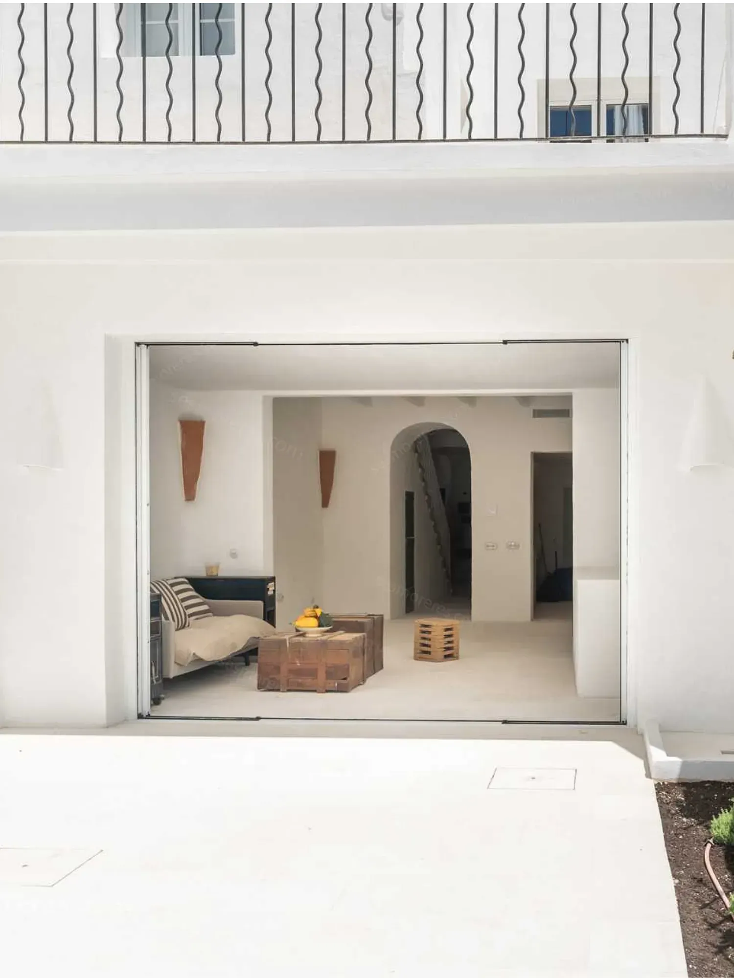 Una sala de estar con un sofá y una mesa de café.