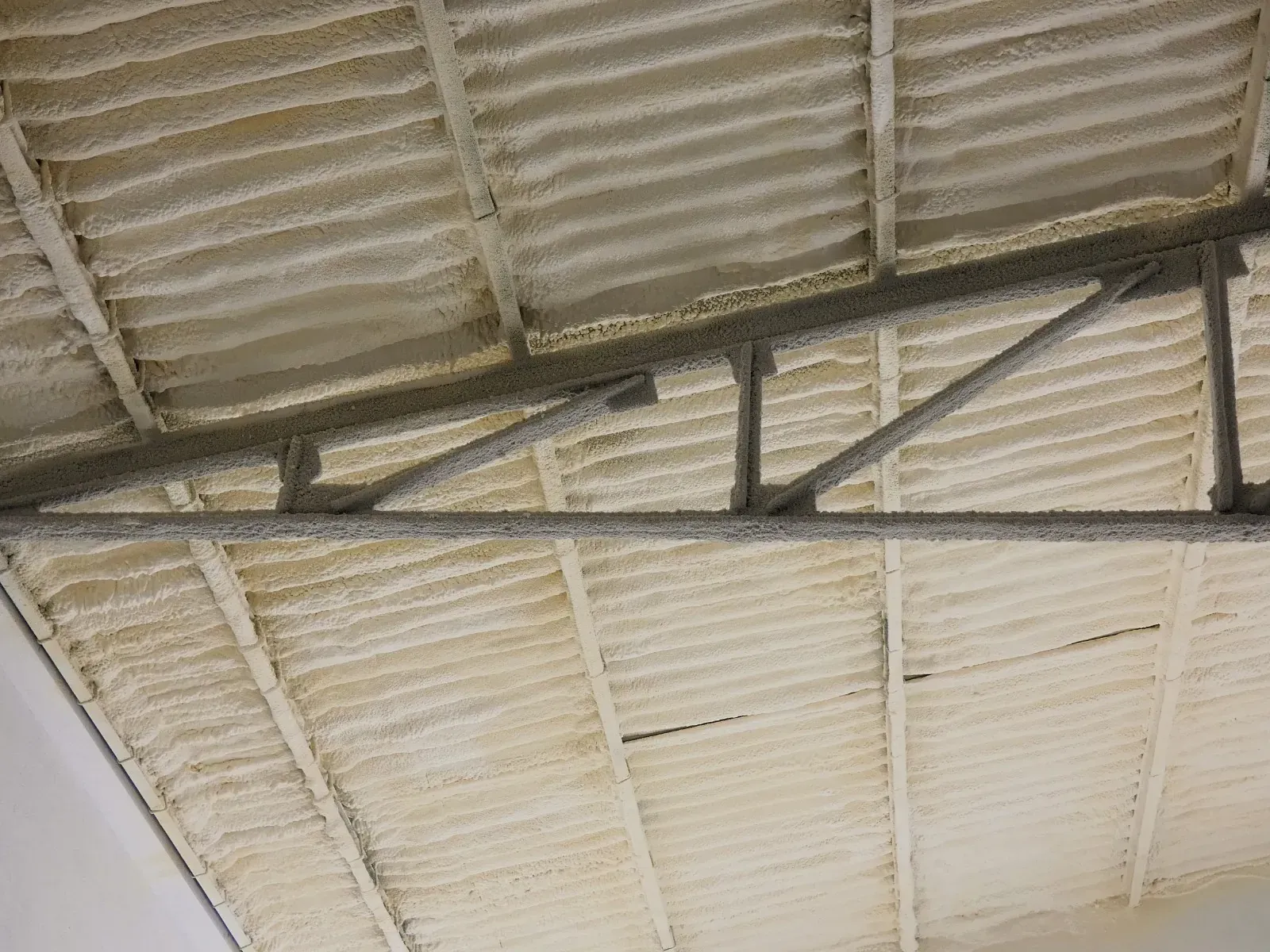 El techo de un edificio está cubierto con espuma en aerosol blanca.