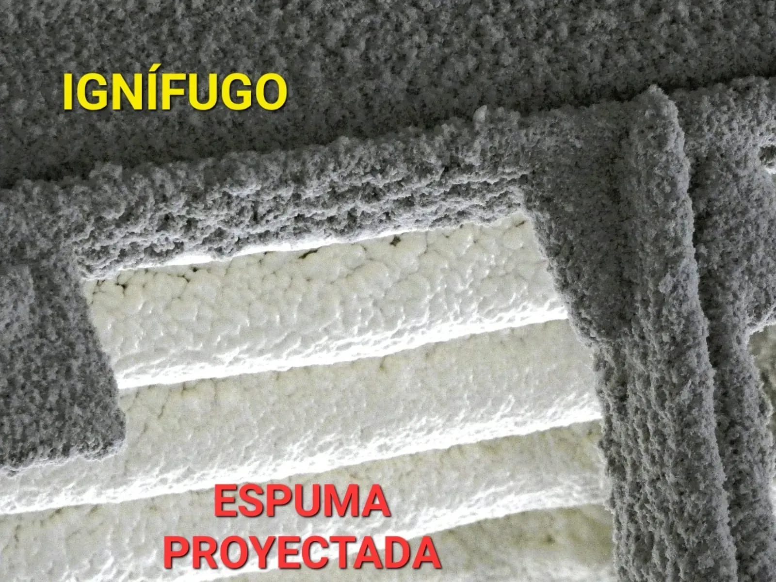 Un primer plano de una manta con la inscripción 