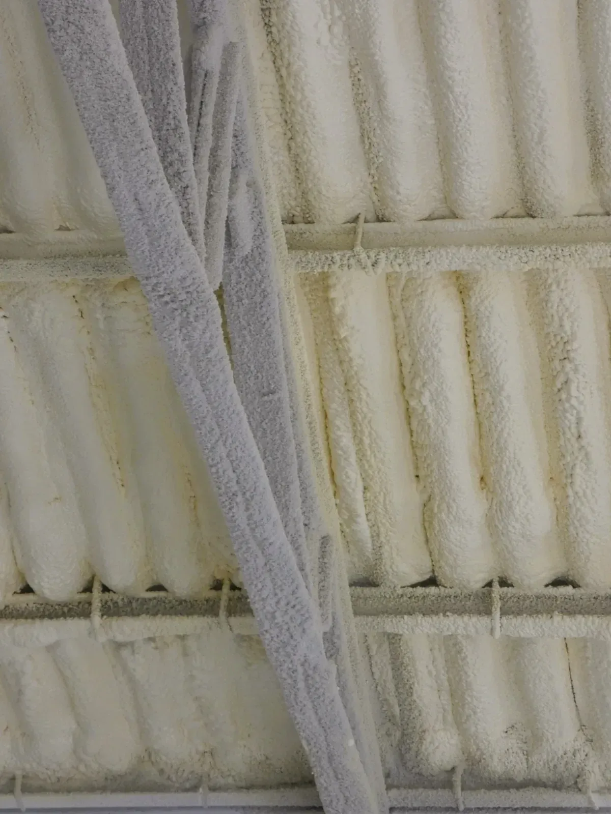 Un primer plano de un techo con mucha espuma encima.