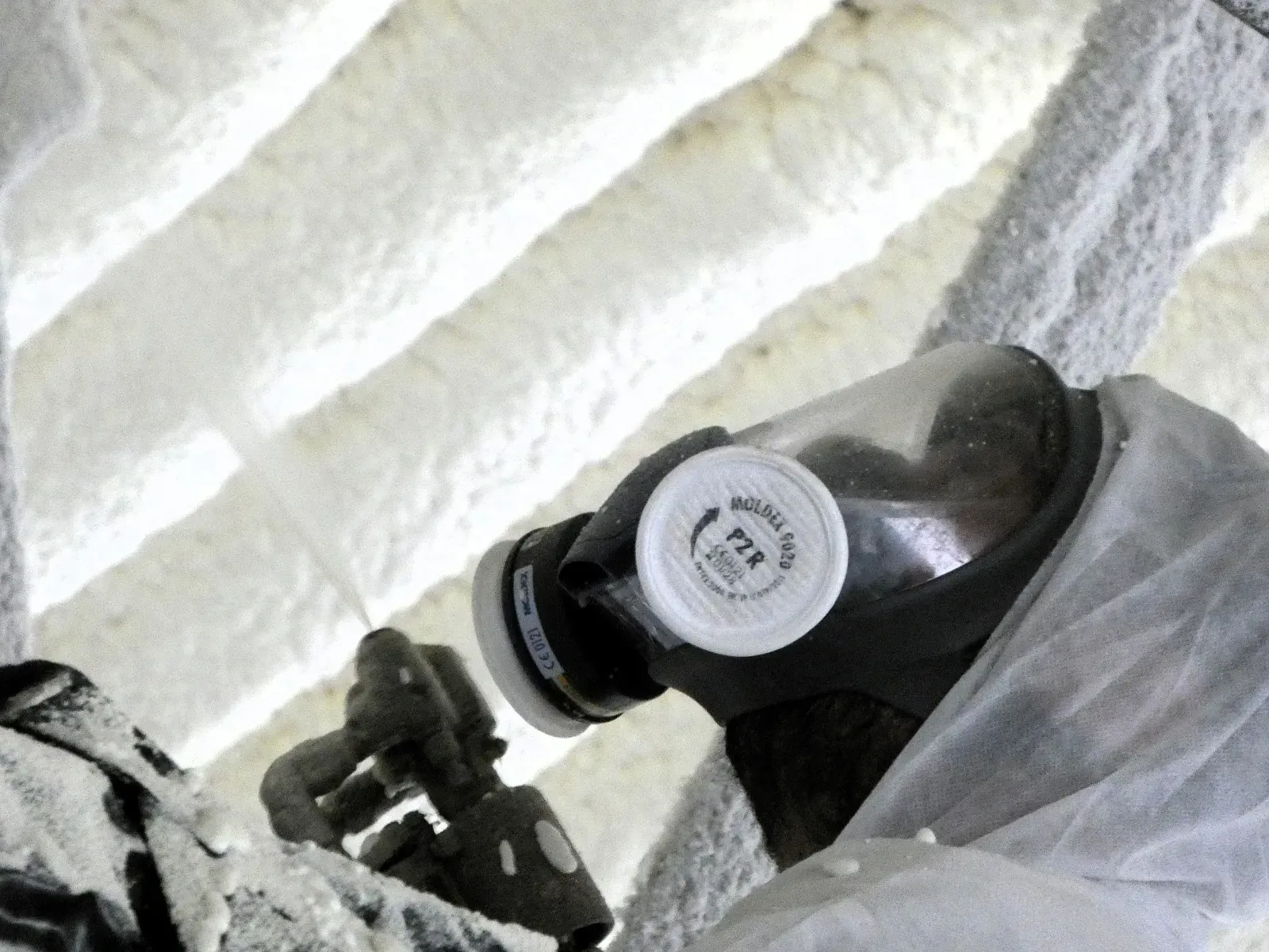 Una persona que lleva una máscara de gas con el número 912.