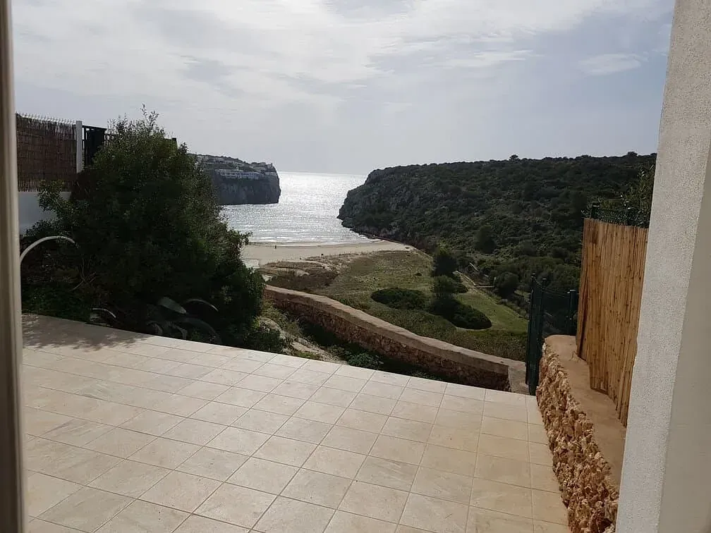 Hay una vista del océano desde un balcón.