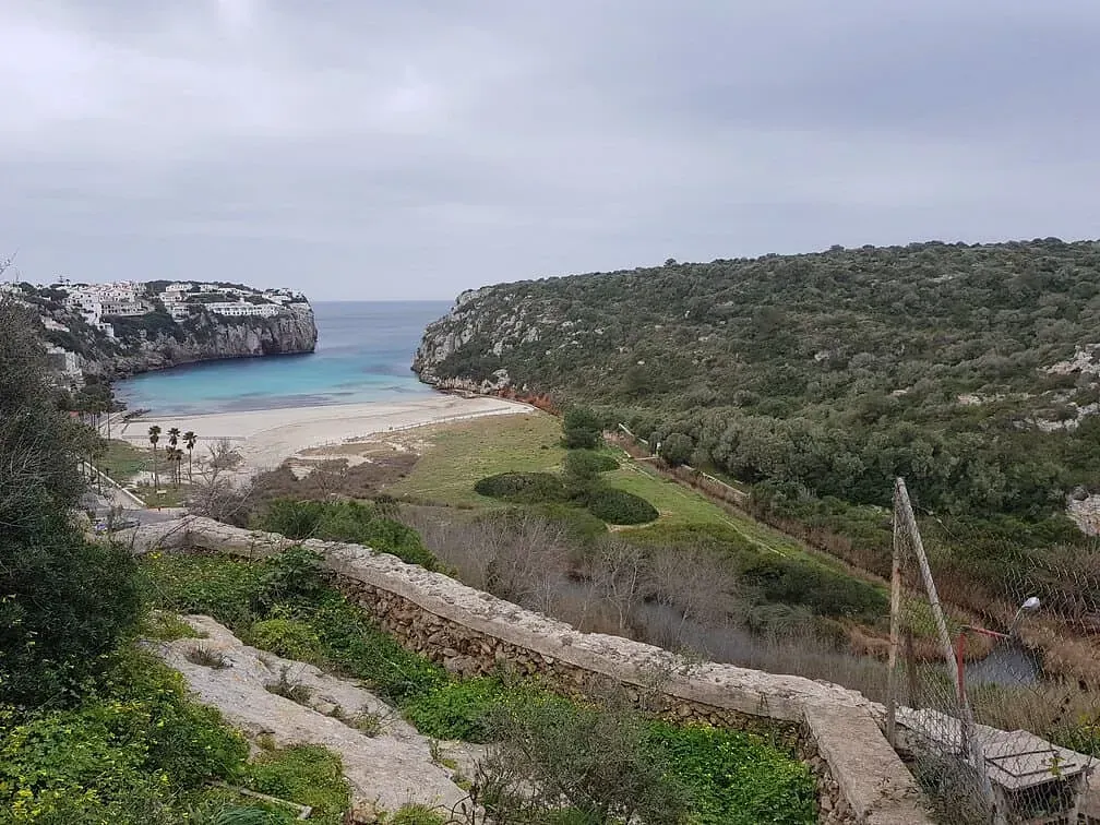 Una vista de una playa desde un acantilado con vistas al océano.