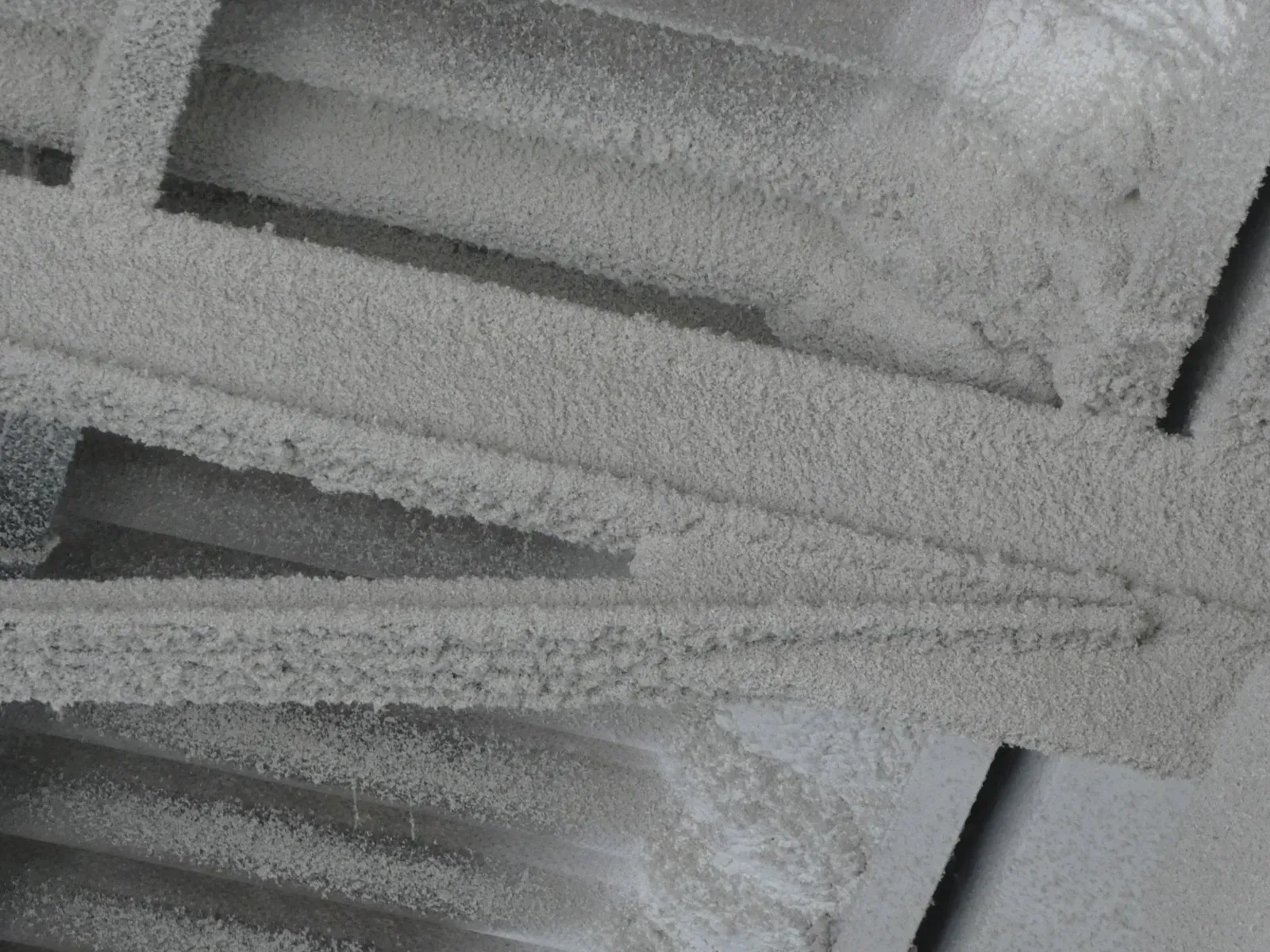 Un primer plano de un techo con mucho polvo.