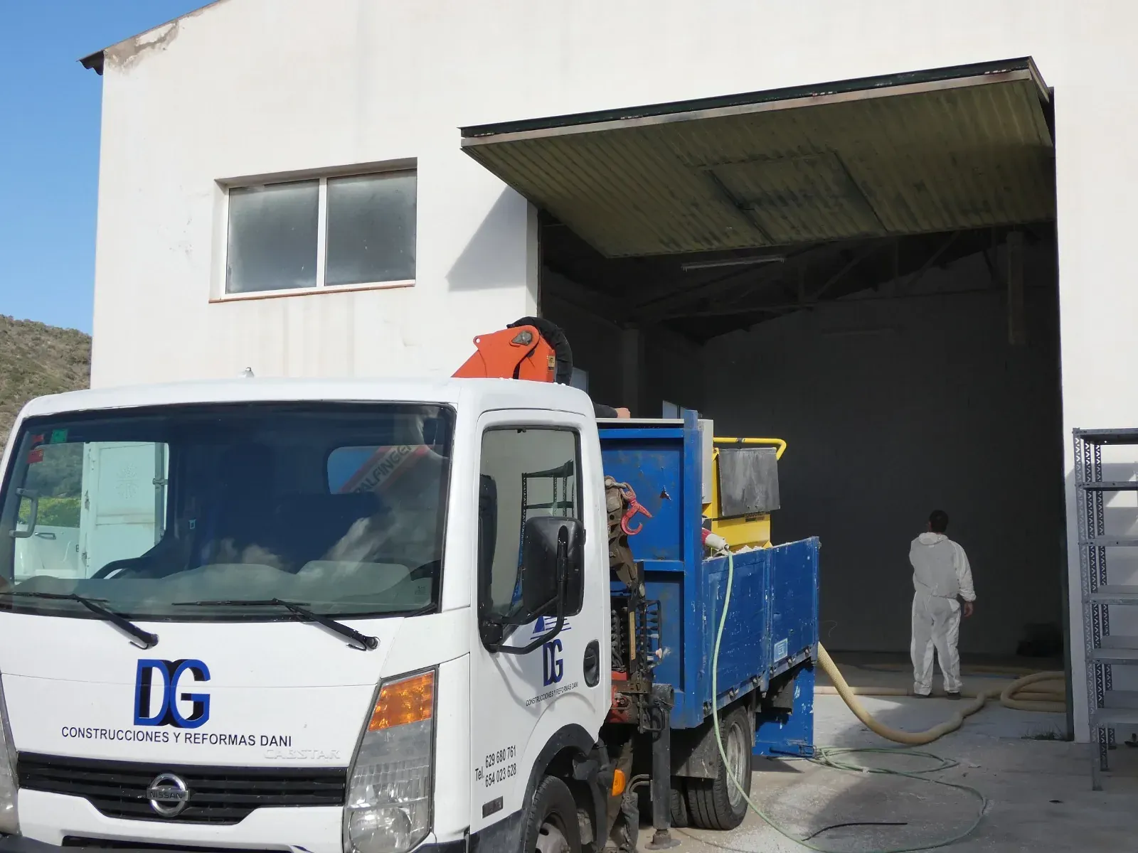 Un camión dg está estacionado frente a un edificio