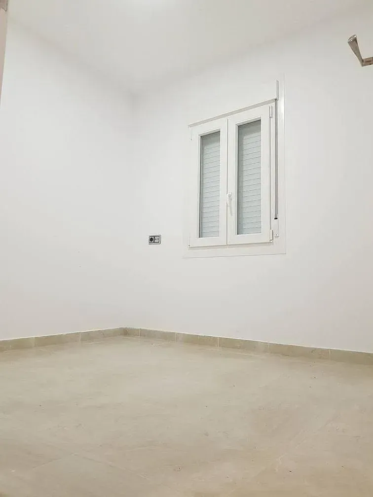 Hay una ventana en el medio de la habitación.