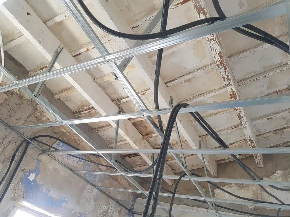 Un techo con muchos cables colgando de él.