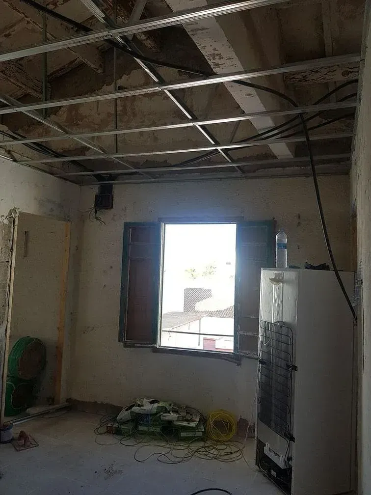 Una habitación con una ventana y un refrigerador dentro.