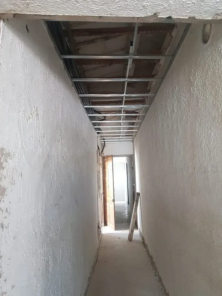 Un pasillo largo con un techo que se está construyendo.