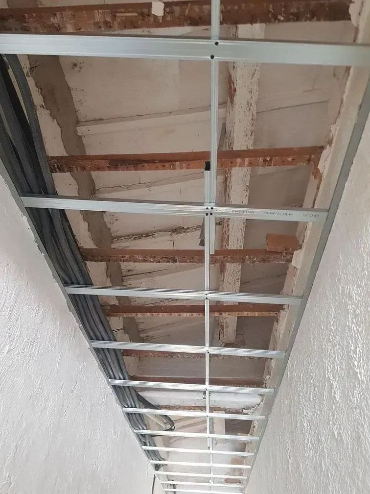 Un pasillo largo con una estructura de metal que llega hasta el techo.