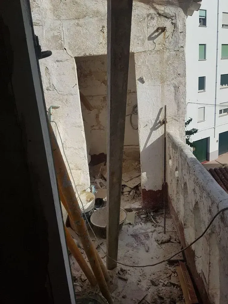 Una vista de un edificio en construcción desde una ventana.
