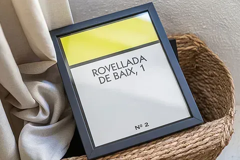 Un marco de fotos está colocado encima de una cesta de mimbre.