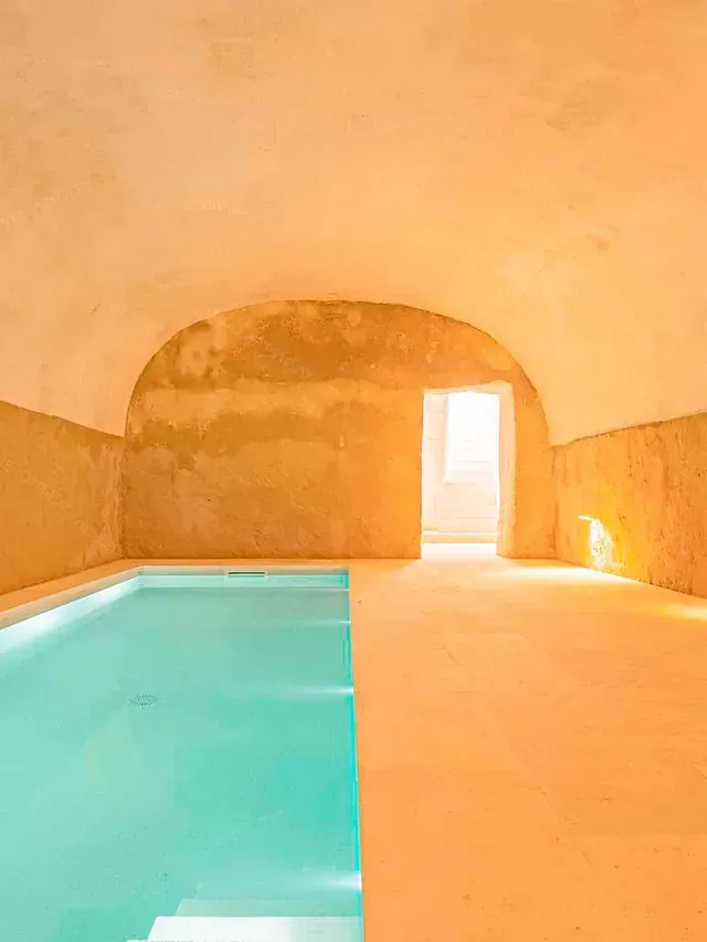 Hay una gran piscina en el medio de una habitación.