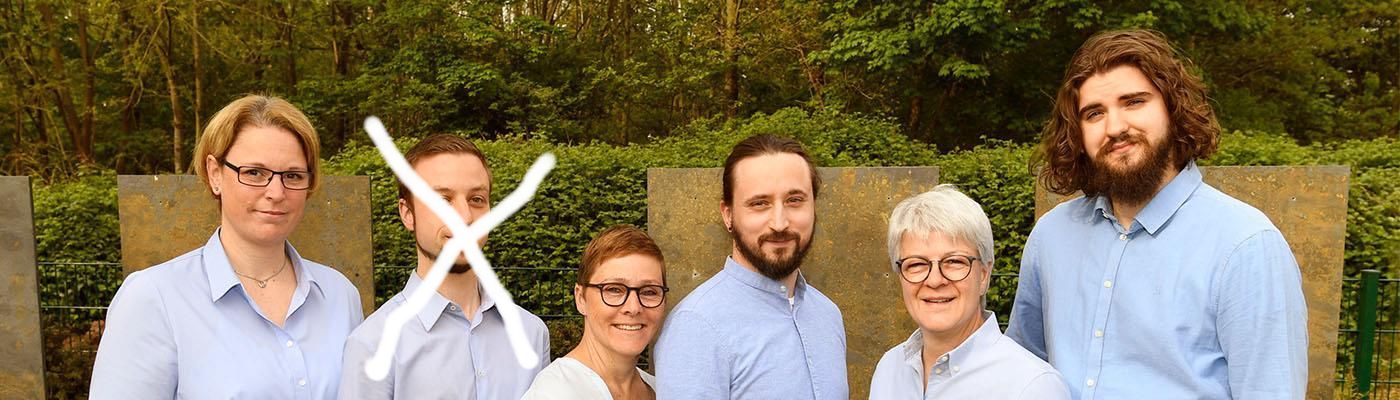 Bestattungen Birkhölzer Eine Gruppe von Menschen in blauen Hemden posiert für ein Foto.