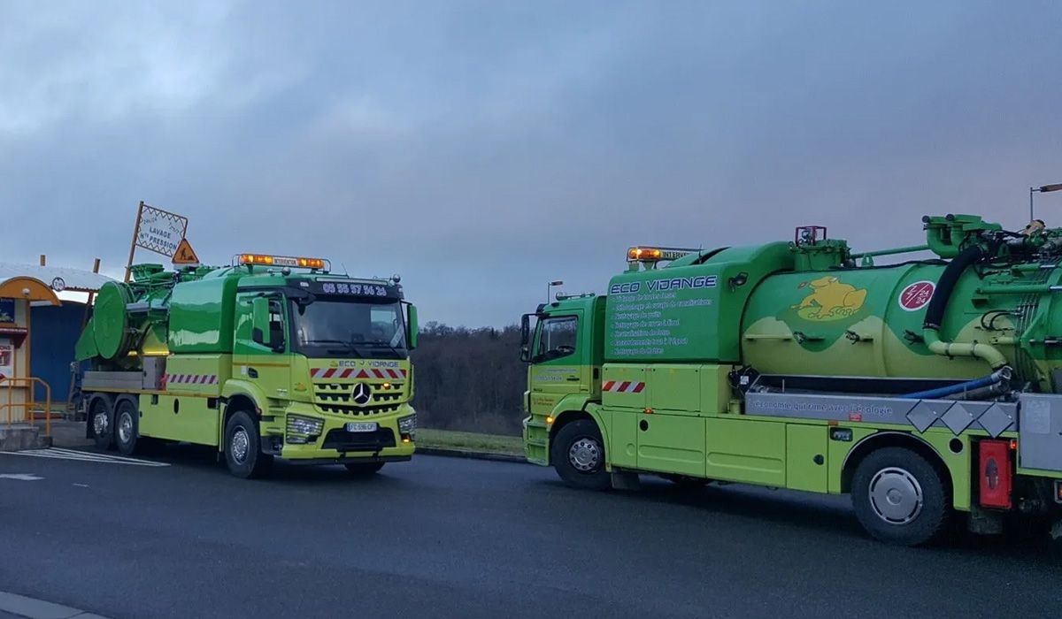 Flotte de camions de la société ECO VIDANGE utilisés pour les travaux d'assainissement