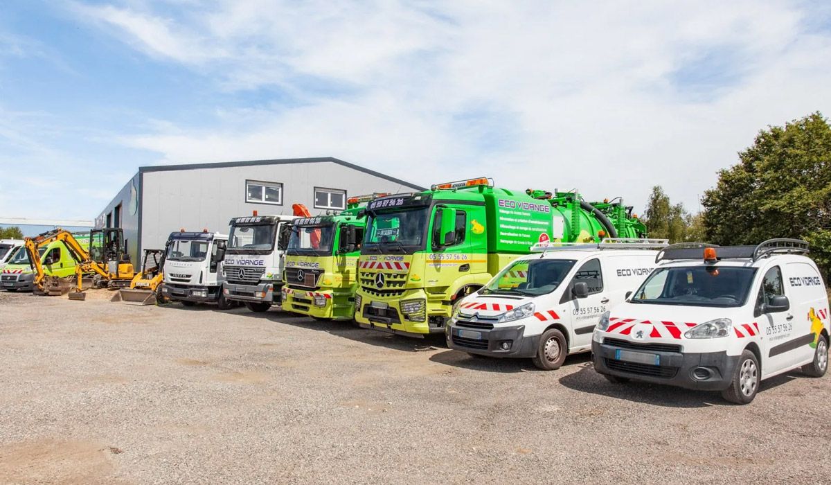 Flotte de camions et de véhicules utilitaires de la société ECO VIDANGE utilisés pour les travaux d'assainissement
