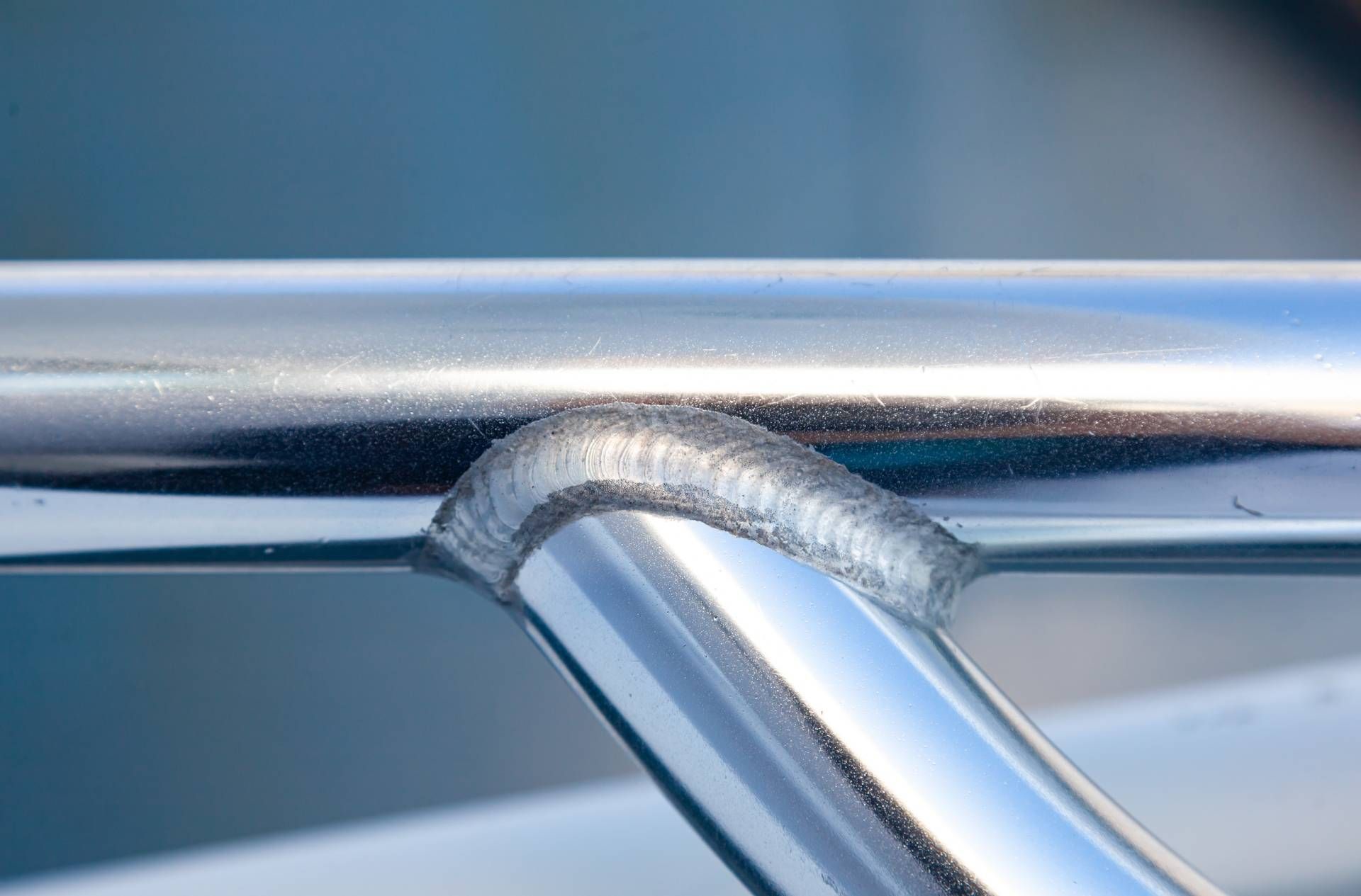 Eine Nahaufnahme von einem Edelstahlgeländer auf einem Boot