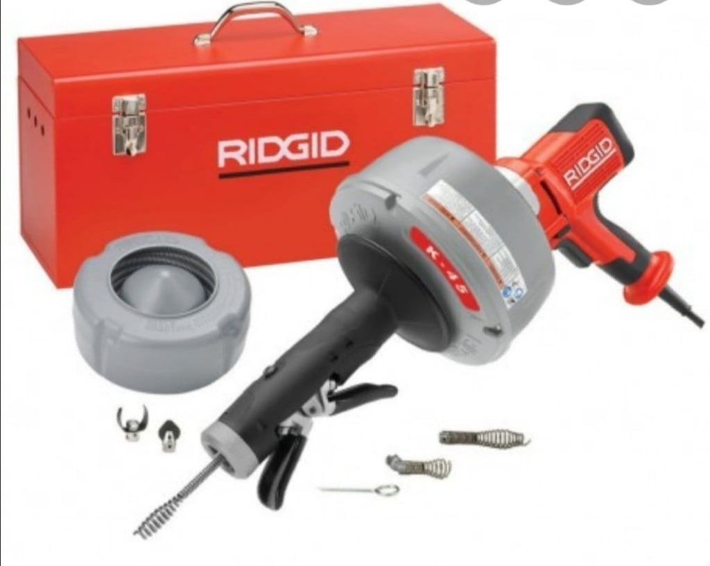 Kit de máquina roscadora de tuberías RIDGID con estuche rojo, matrices, mangos y accesorios sobre fondo blanco.