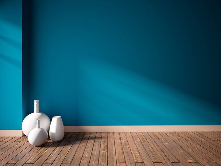 Mur peint en turquoise et vases sur parquet