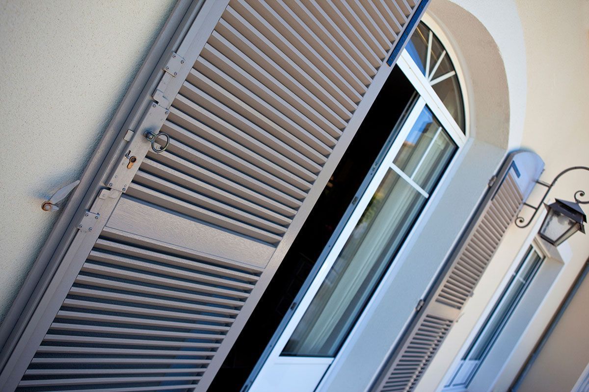 Gros plan sur des volets persiennes