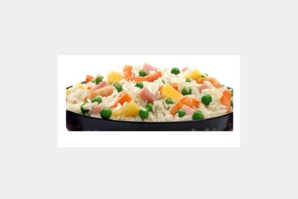 Un tazón de arroz y verduras sobre un fondo blanco.