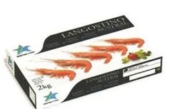 Una caja de camarones langostinos australes está sobre una mesa.