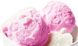 Dos bolas de helado rosa y blanco en una taza.