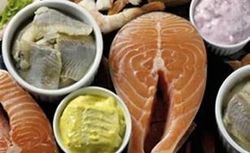 Hay muchos tipos diferentes de pescados y salsas en la mesa.