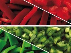 Un primer plano de pimientos rojos y judías verdes.