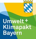 Logo von Umwelt + Klimapakt Bayern mit bayerischem Wappen. Text über farbigen grünen und blauen Formen.