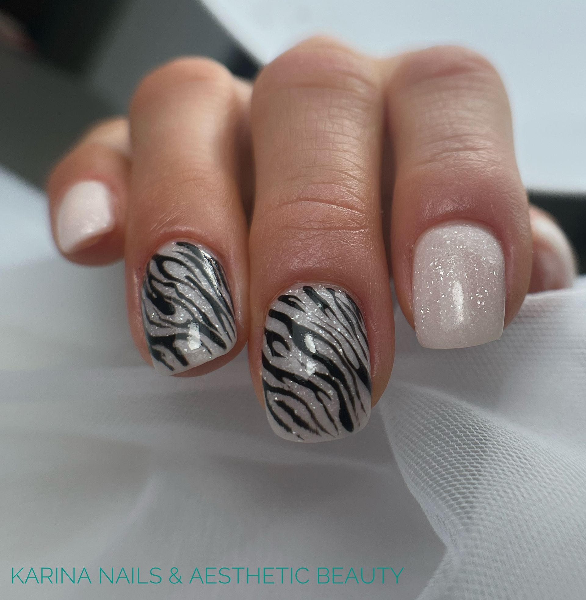  Karina Nails & Aesthetic Beauty Schwarz French Nails Modern