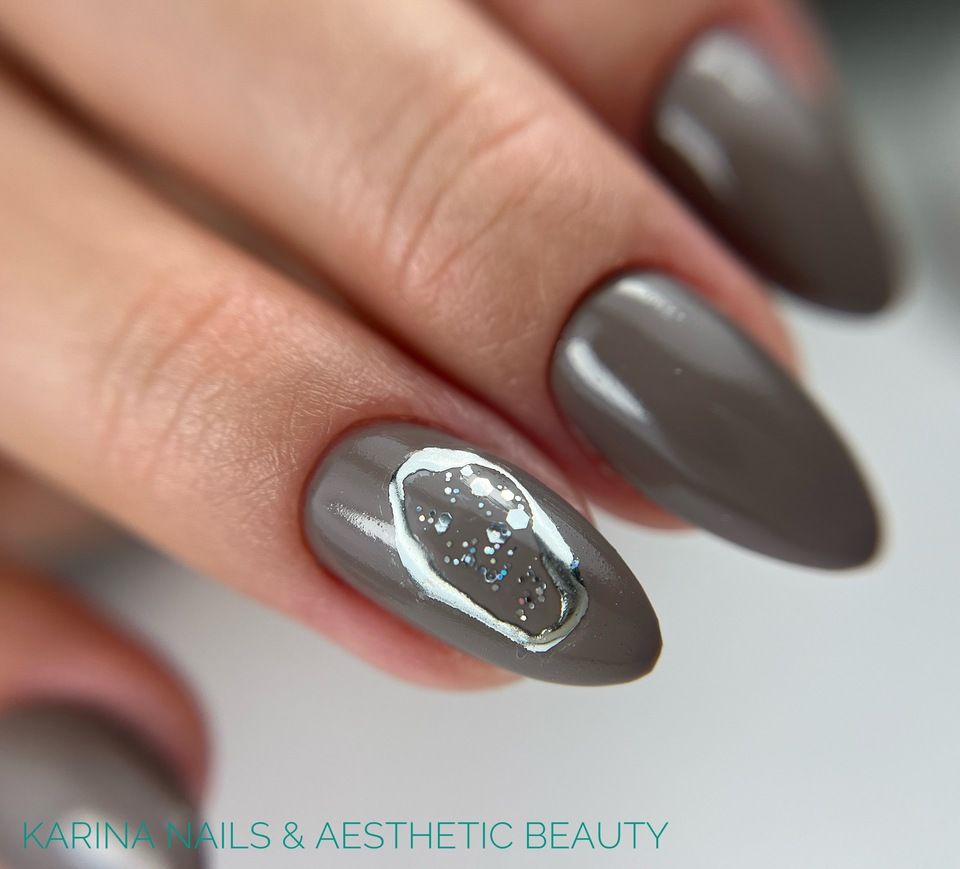 Karina Nails & Aesthetic Beauty Naildesign modern metallic