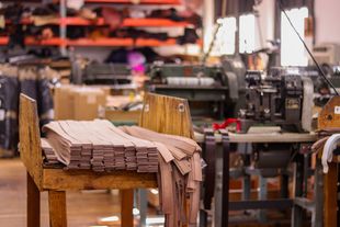 Frau in einem Lederladen