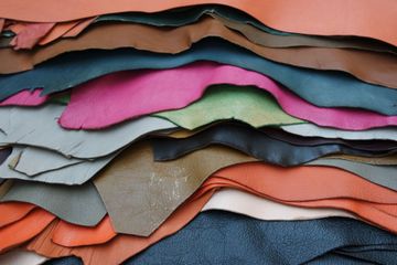 Frauen mit Lederwaren