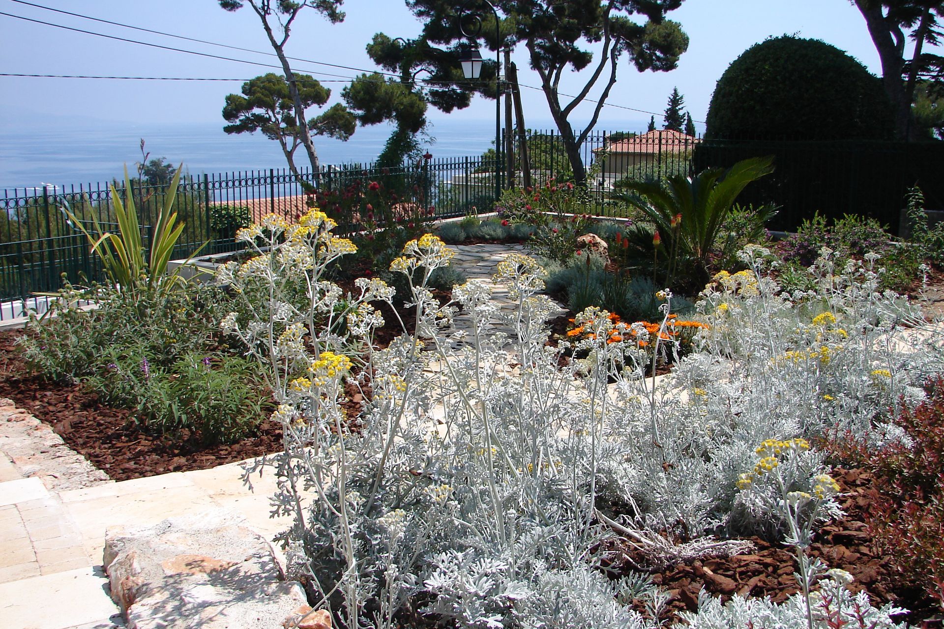 Jardin fleuri et clôturé